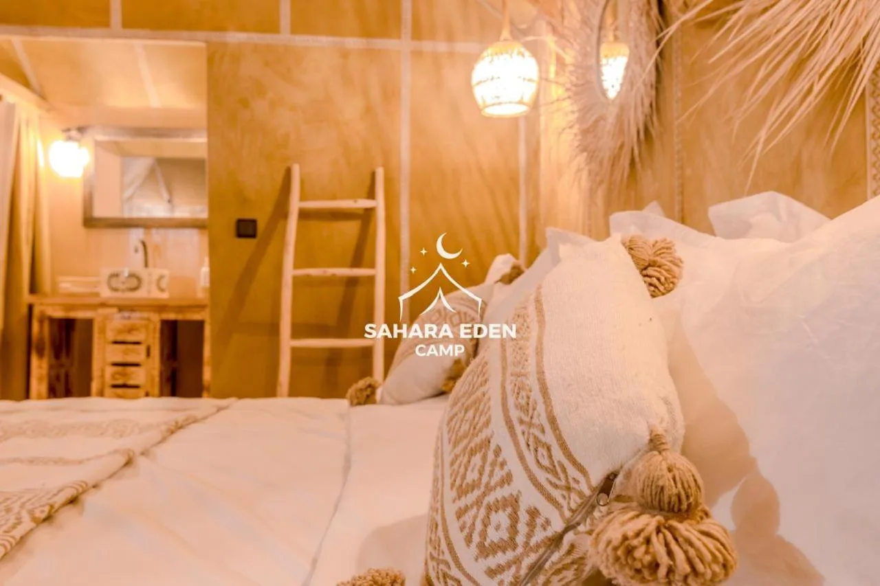 Ropa de cama preciosa en una tienda de lujo en Eden Luxury Desert Camp en Merzouga