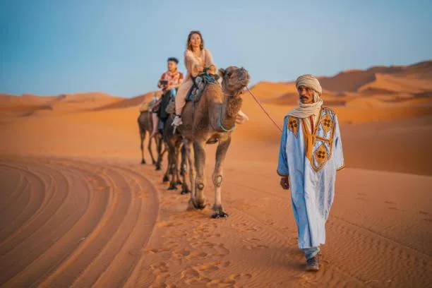 Experiencia de paseo en camello cerca de Eden Luxury Desert Camp en Merzouga