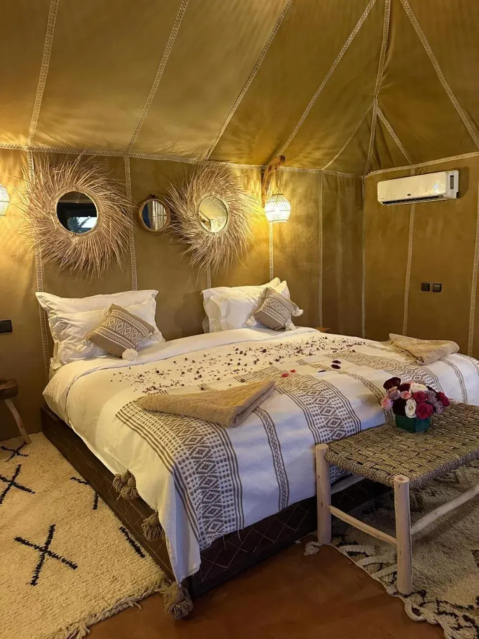 Montaje romántico en la habitación de Eden Luxury Desert Camp en Merzouga