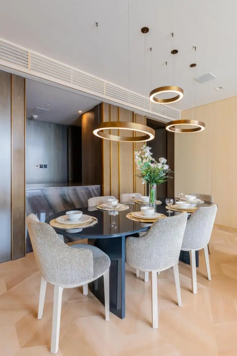 Configuration élégante de la salle à manger d'EDEN'S Homes & Villas - FIVE Palm Residences