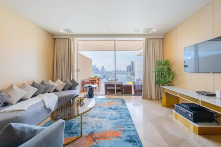 EDEN'S Homes & Villas - FIVE Palm Residences salón elegante con vista a la ciudad