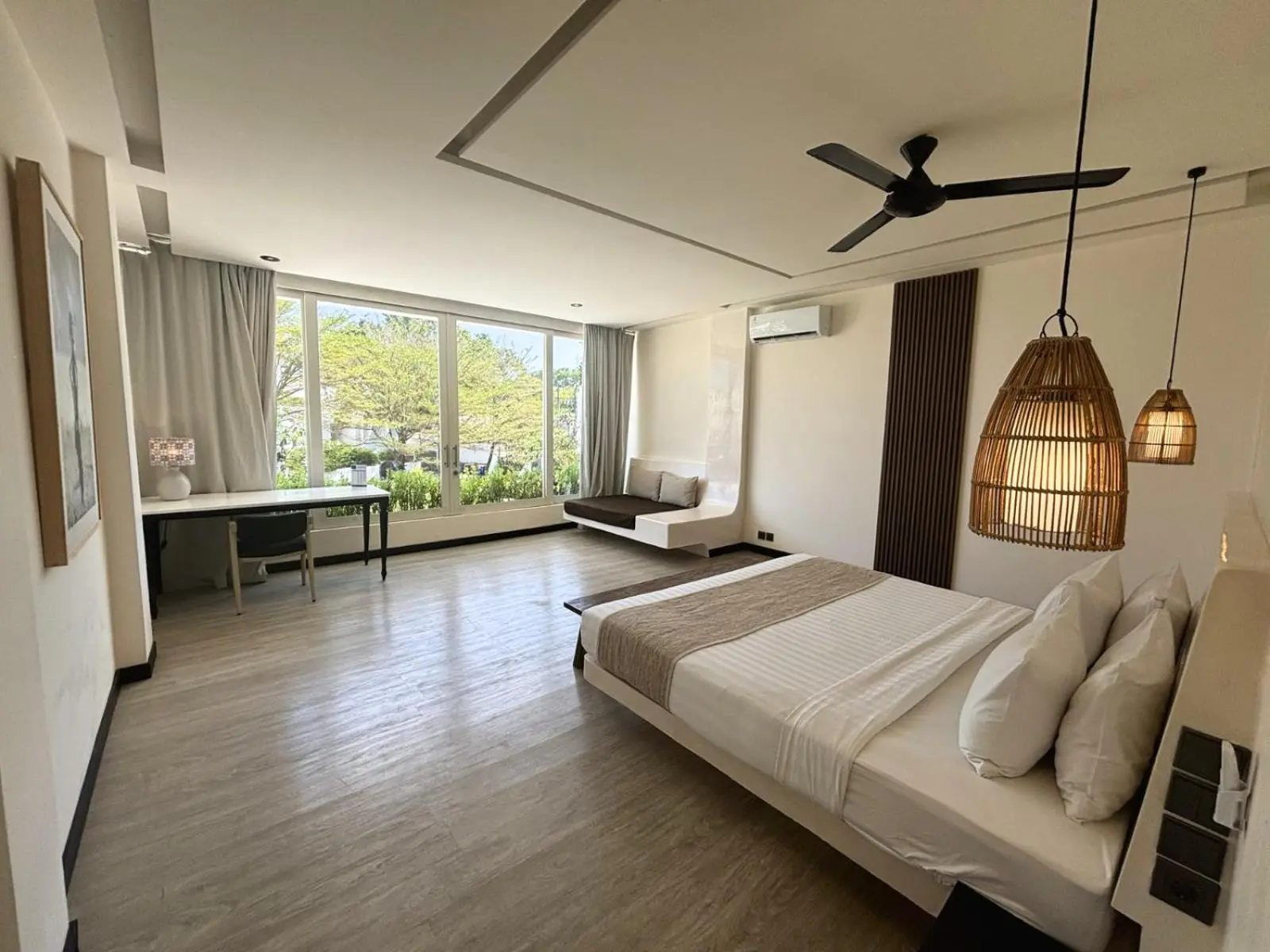 Eden The Residence at The Sea Seminyak helles Schlafzimmer