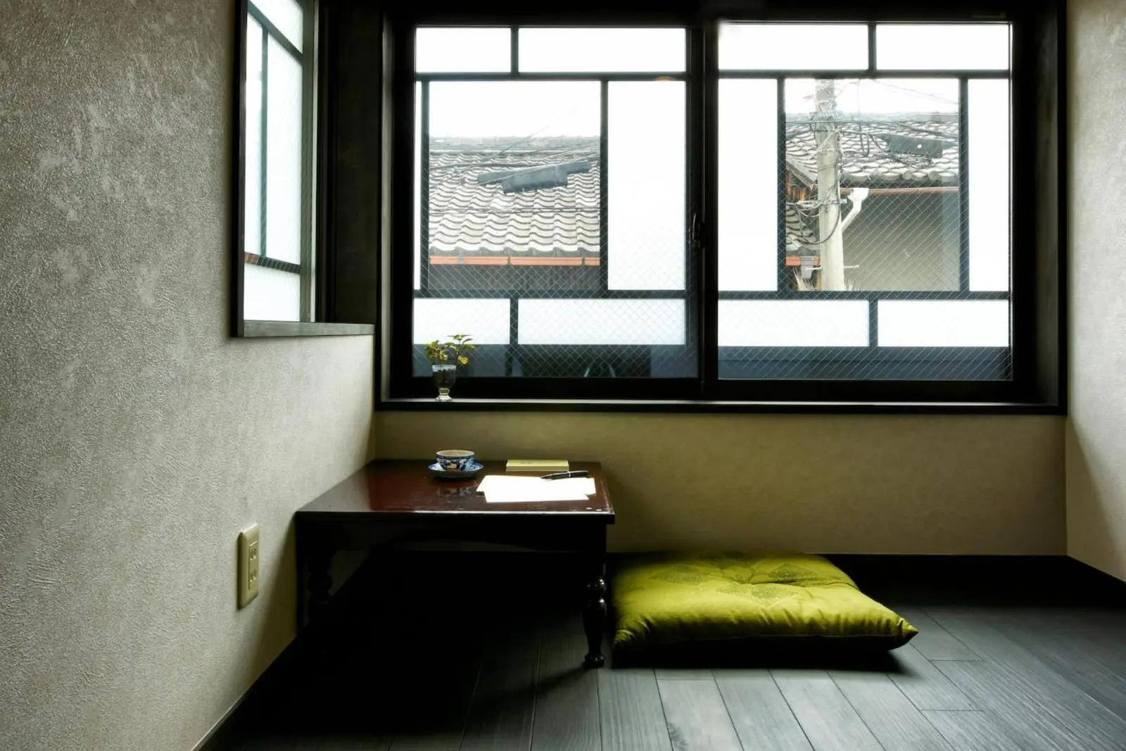 Escritorio junto a la ventana en Eigetsu Hotel en Kioto