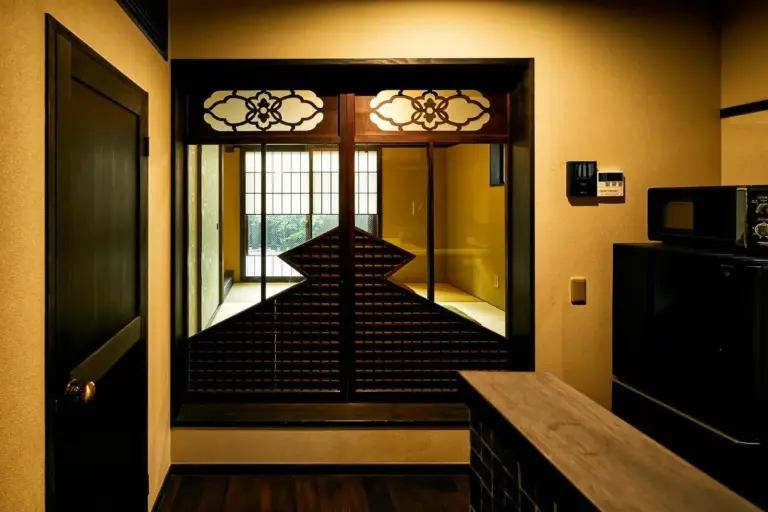 Diseño de ventana único en el Eigetsu Hotel en Kioto