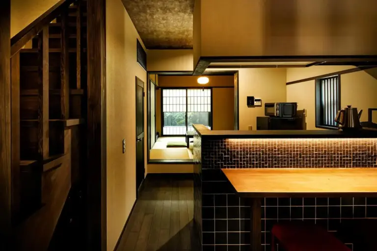 Acogedora cocina y área de estar en Eigetsu Hotel en Kioto