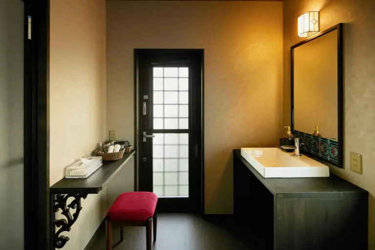Área del baño en el Eigetsu Hotel en Kioto