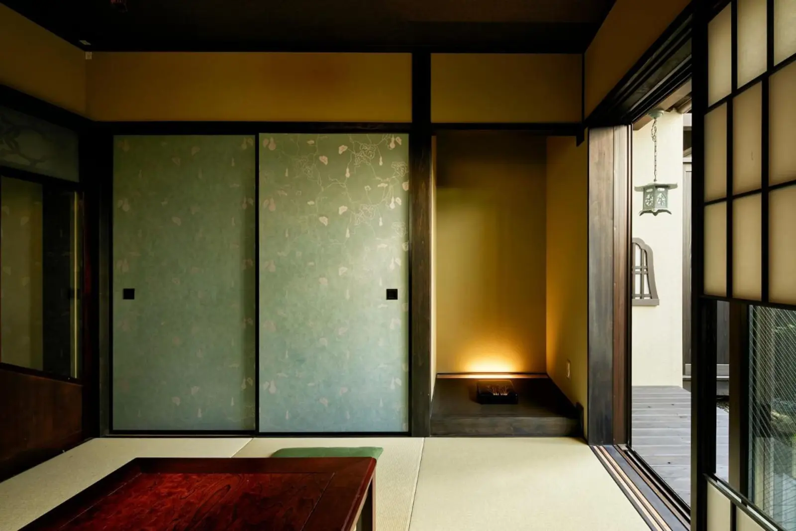Habitación de estilo japonés decorada en Eigetsu Hotel en Kioto