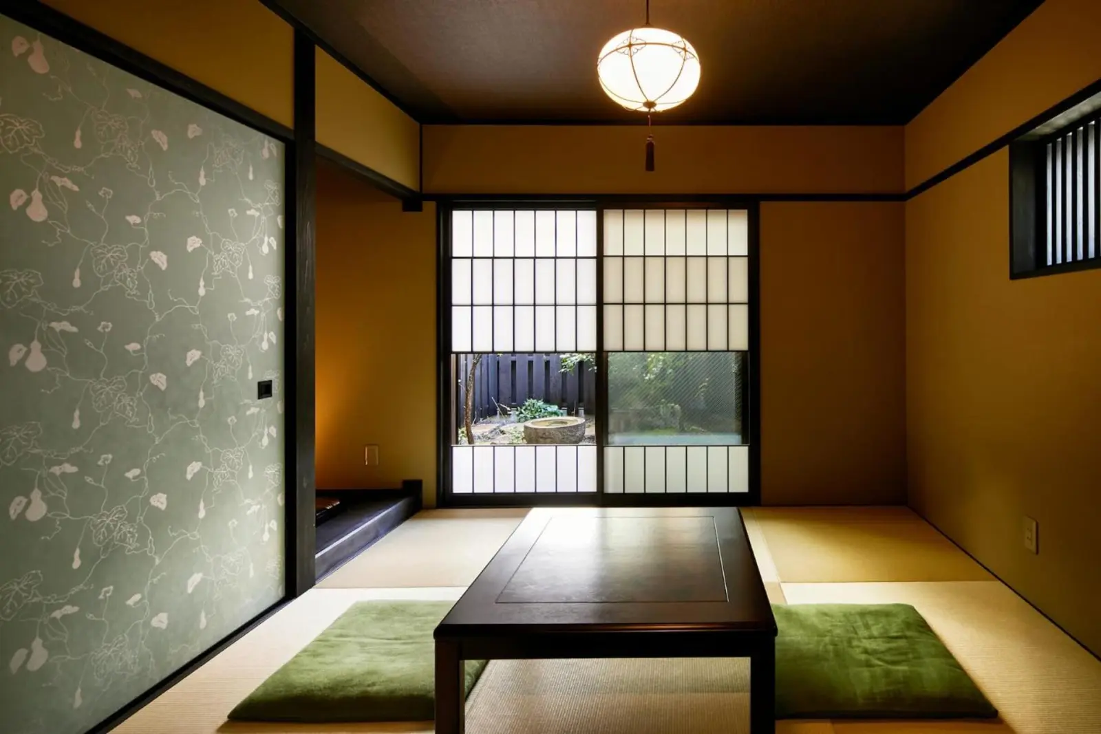 Habitación serena con vista al jardín en Eigetsu Hotel en Kioto