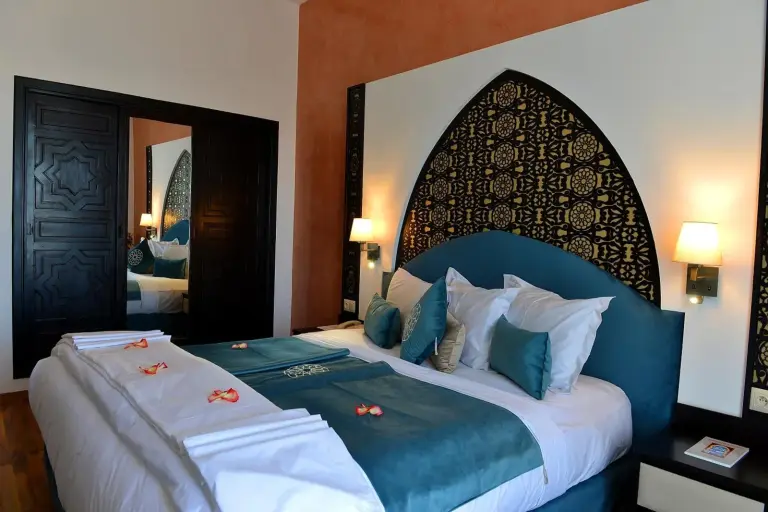 El Minzah Hotel – hôtel à Tanger, Maroc – une table avec une assiette de nourriture à l'El Minzah Hotel à Tanger