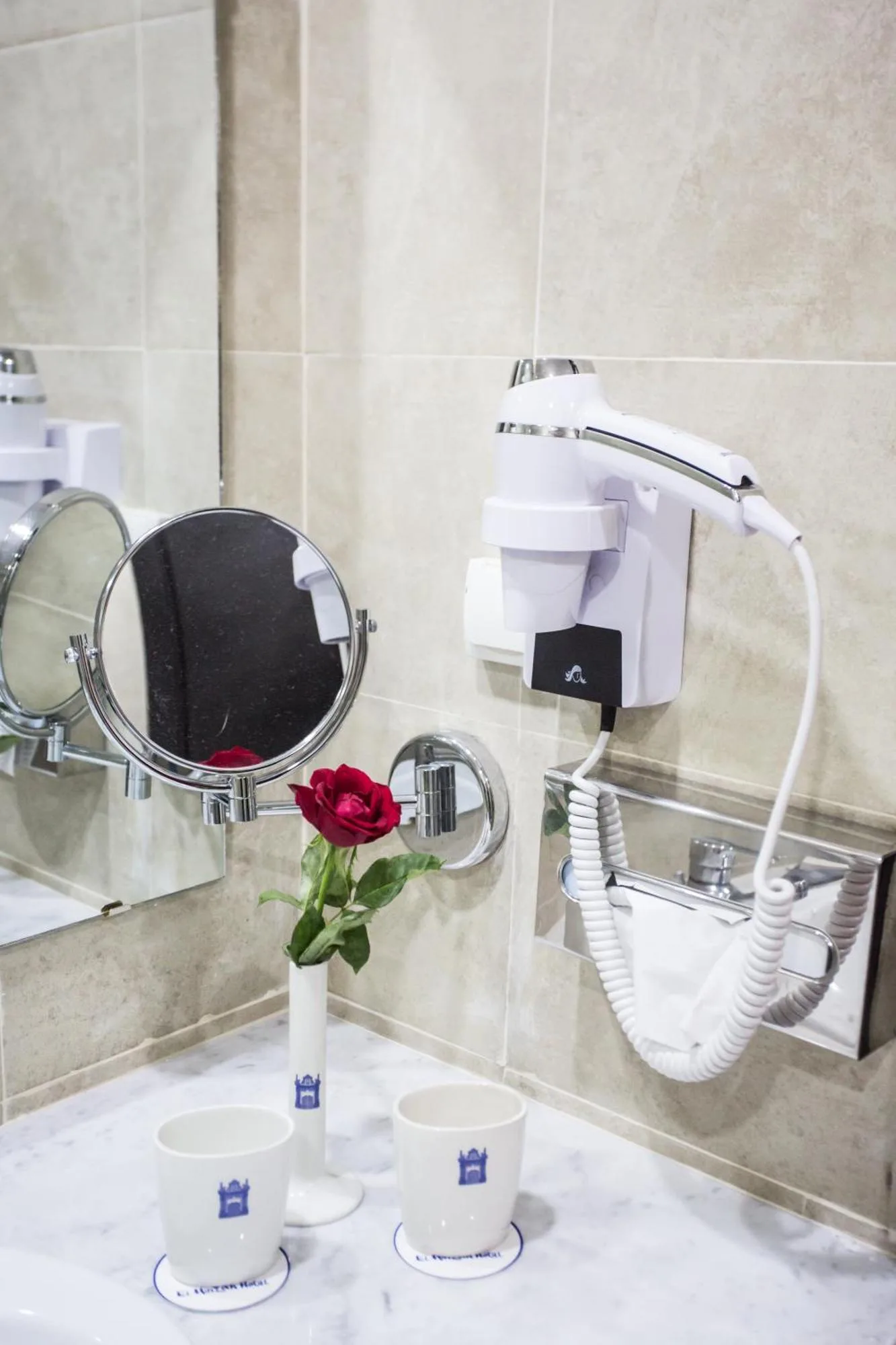 Salle de bain de l'El Minzah Hotel avec miroir et équipements