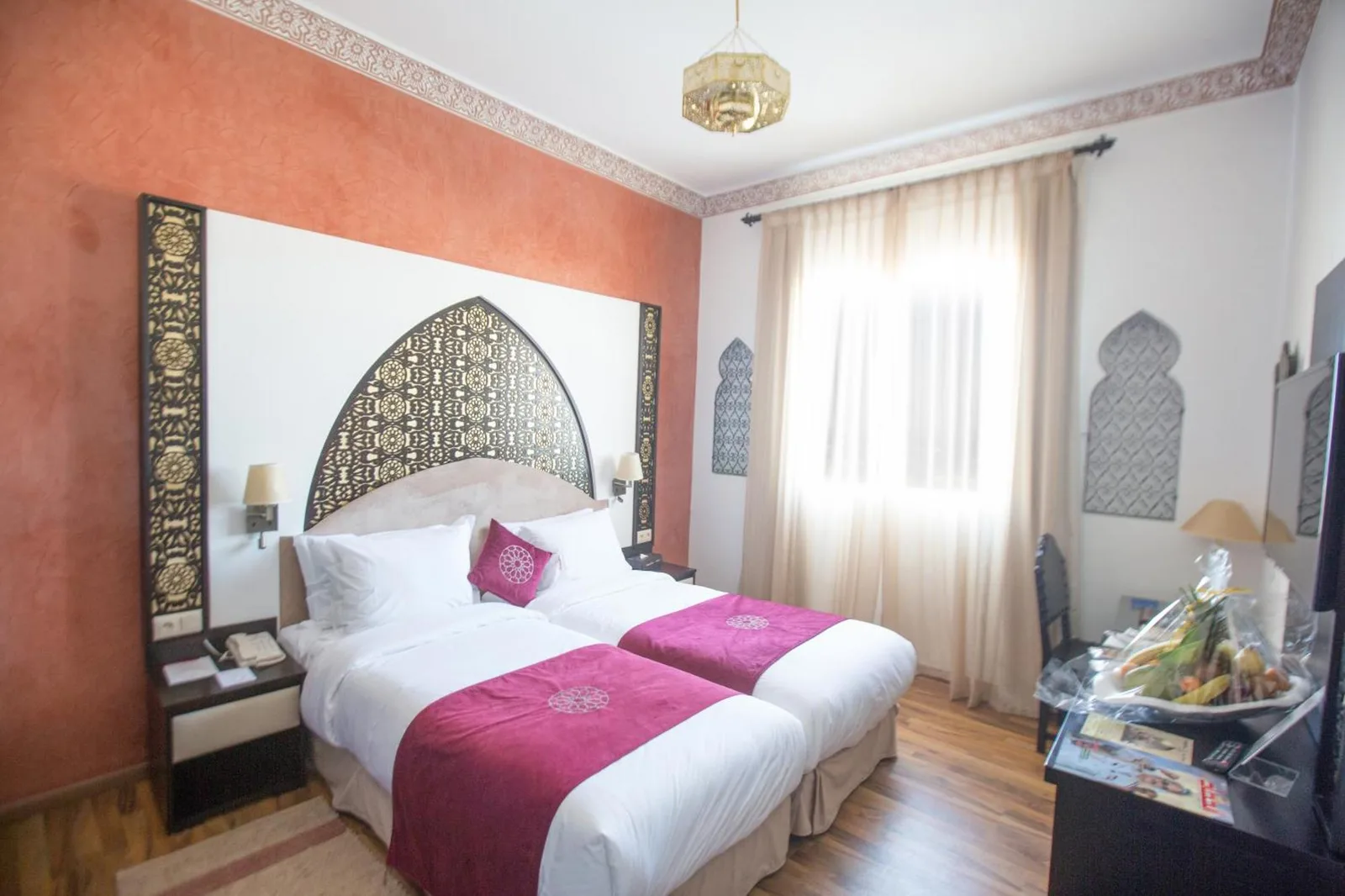 Chambre twin de l'El Minzah Hotel à l'ambiance chaleureuse