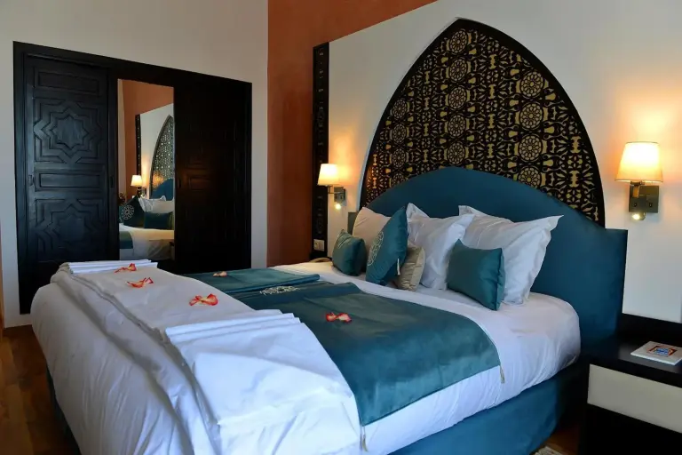 Suite raffinée de l'El Minzah Hotel avec décoration
