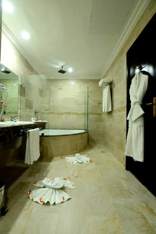 Bathroom of El Minzah Hotel with modern amenities