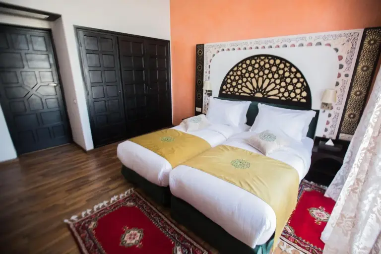 Suite élégante de l'El Minzah Hotel avec lit