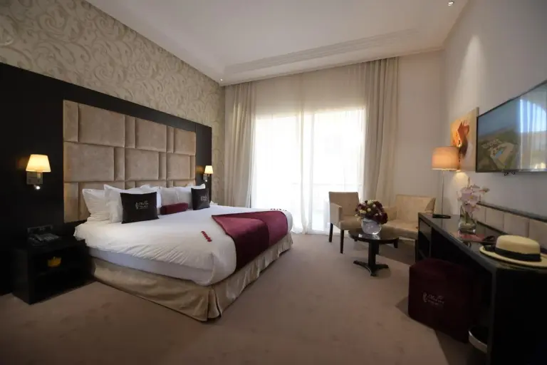 Intérieur élégant d’une chambre d’hôtes à El Olivar Palace Marrakech