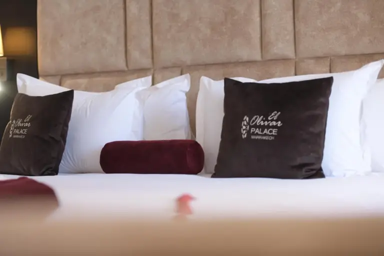 Lit luxueux de El Olivar Palace Marrakech avec oreillers de marque