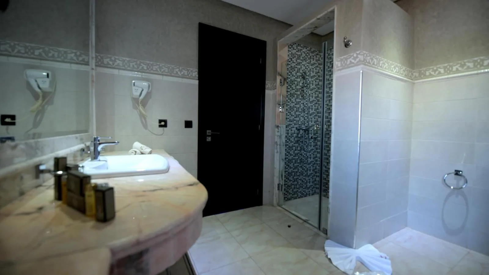 Salle de bains moderne avec douche à El Olivar Palace Marrakech