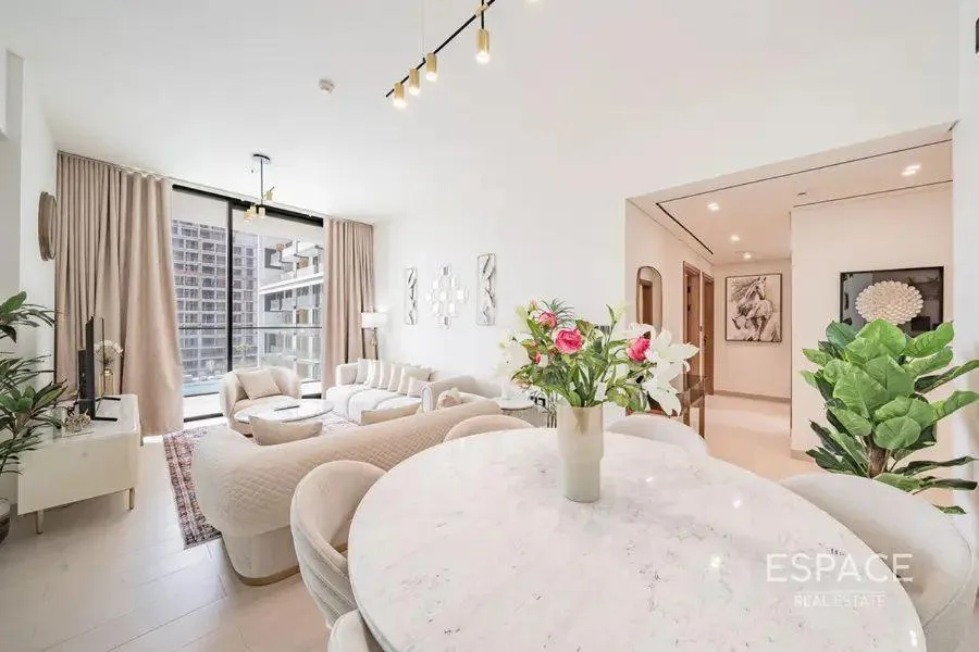 Elegantes 2BR Private Pool Apart At Binghatti Orchid JVC Essbereich