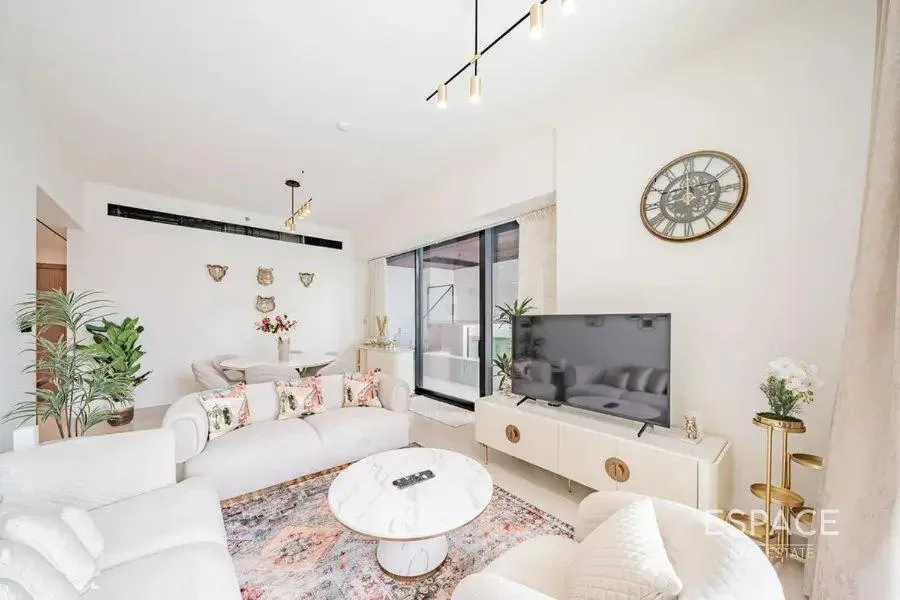 Elegantes 2BR Private Pool Apart At Binghatti Orchid JVC Wohnzimmer