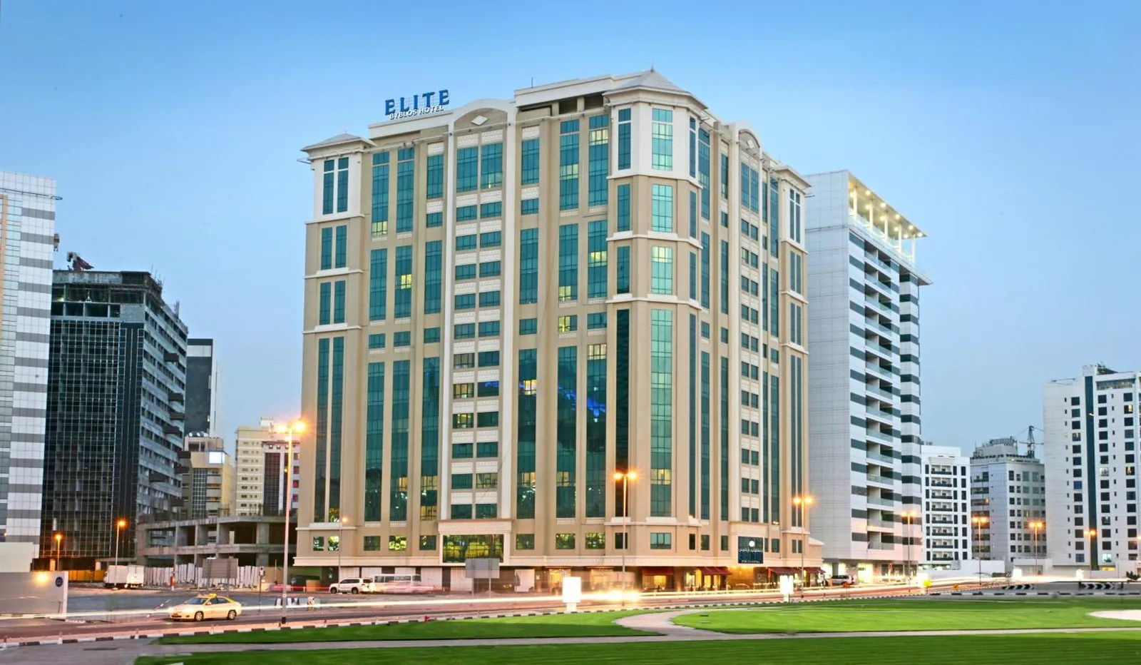 Vue extérieure de Elite Byblos Hotel à Dubai au crépuscule