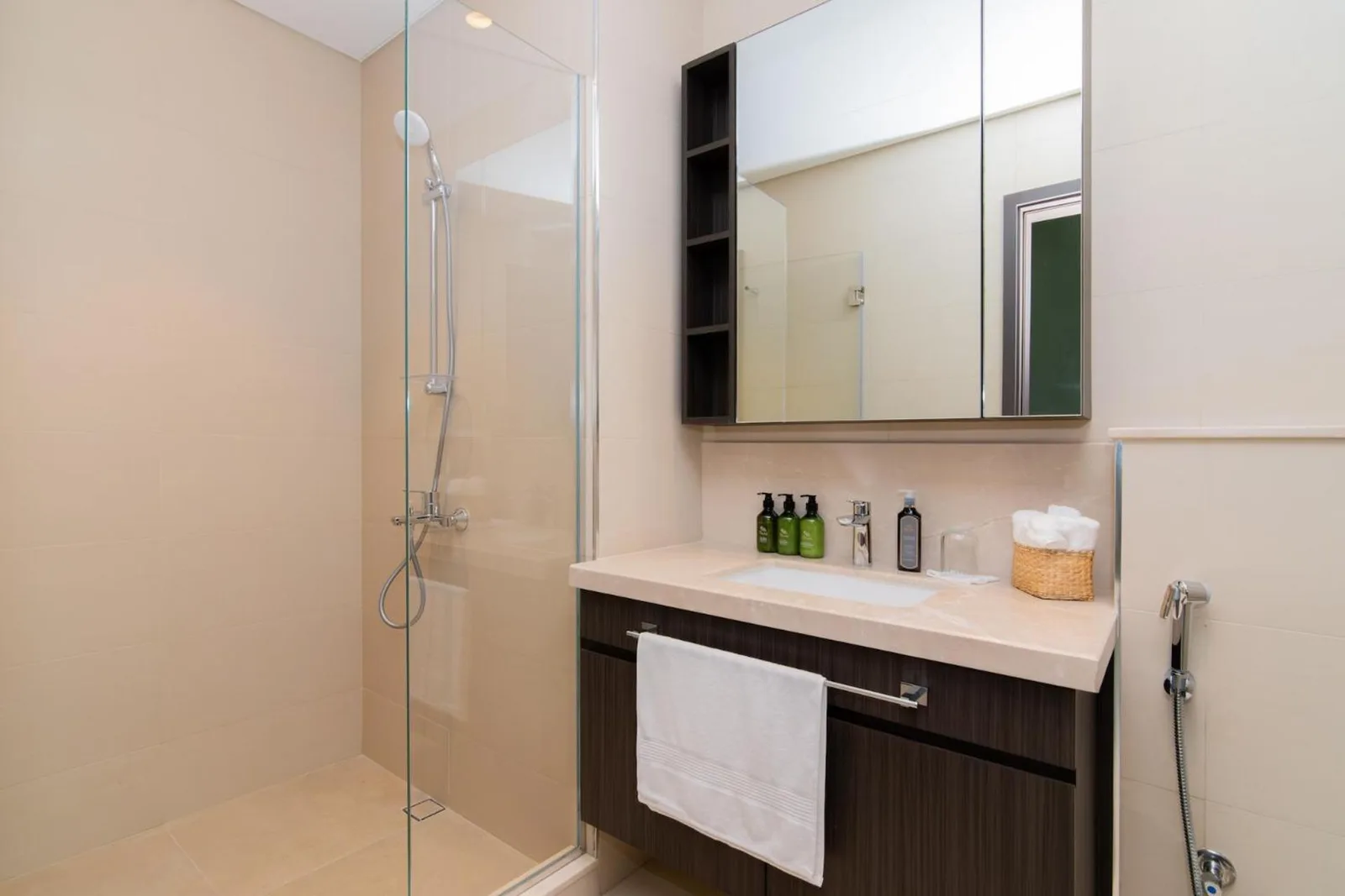 Salle de bains moderne dans Elite Escape Holiday Home