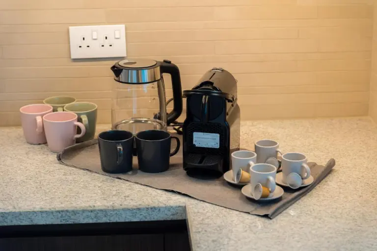 Machine à café et tasses dans la cuisine de Elite Escape Holiday Home