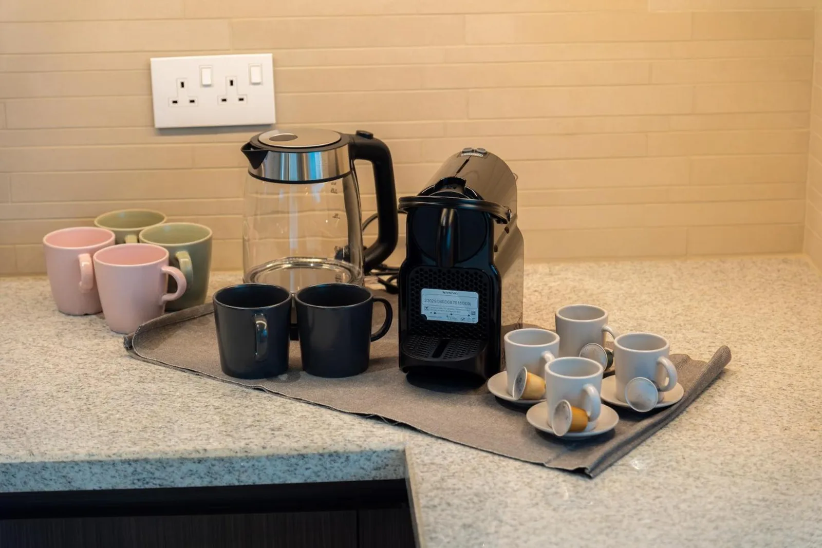 Machine à café et tasses dans la cuisine de Elite Escape Holiday Home