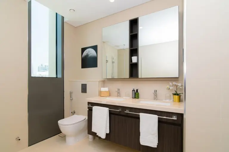 Modernes Badezimmer in Elite Escape Holiday Home - 2 BHK Getaway with Dubai Mall Access - 1508