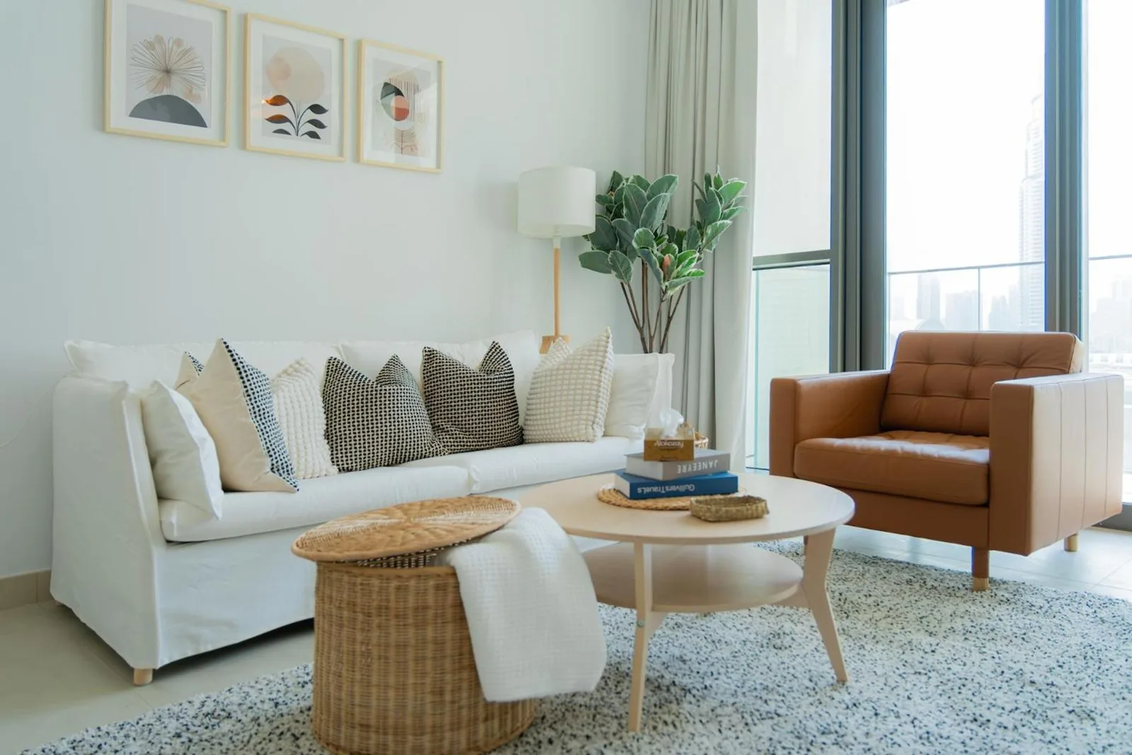 Blick auf das Wohnzimmer in Elite Escape Holiday Home - 2 BHK Getaway with Dubai Mall Access - 1508