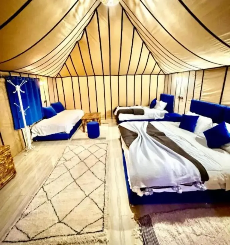 Intérieur de tente charmant à Elite Merzouga Dunes Camp