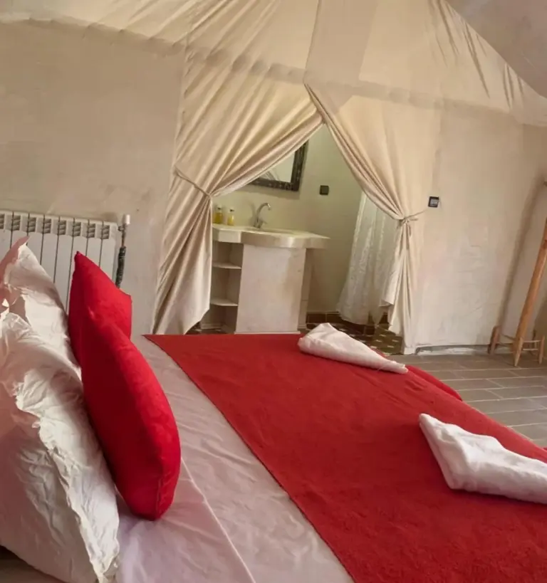 Chambre à coucher élégante à Elite Merzouga Dunes Camp