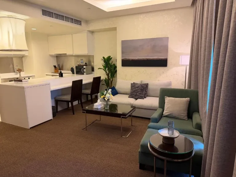 Espace de vie et salle à manger bien équipé à Emaar Residence Fashion Avenue