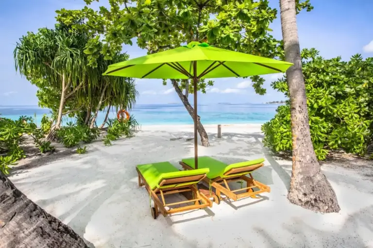 Strand-Lounge-Bereich im Emerald Maldives Resort & Spa