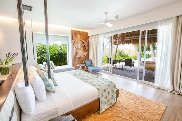 Gemütliches Schlafzimmer im Emerald Maldives Resort & Spa