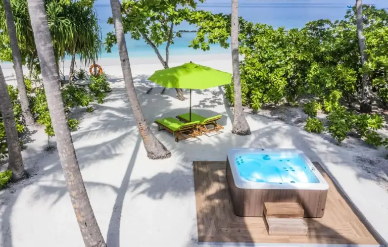 Whirlpool- und Lounge-Bereich im Emerald Maldives Resort & Spa