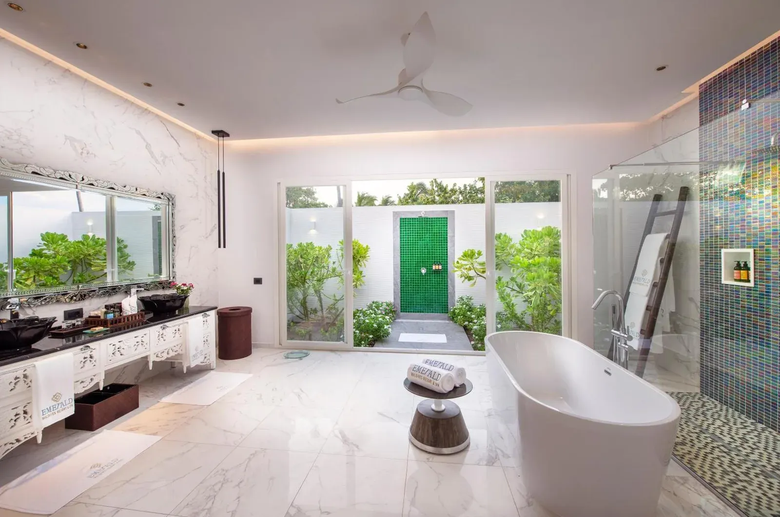 Luxuriöses Badezimmer im Emerald Maldives Resort & Spa