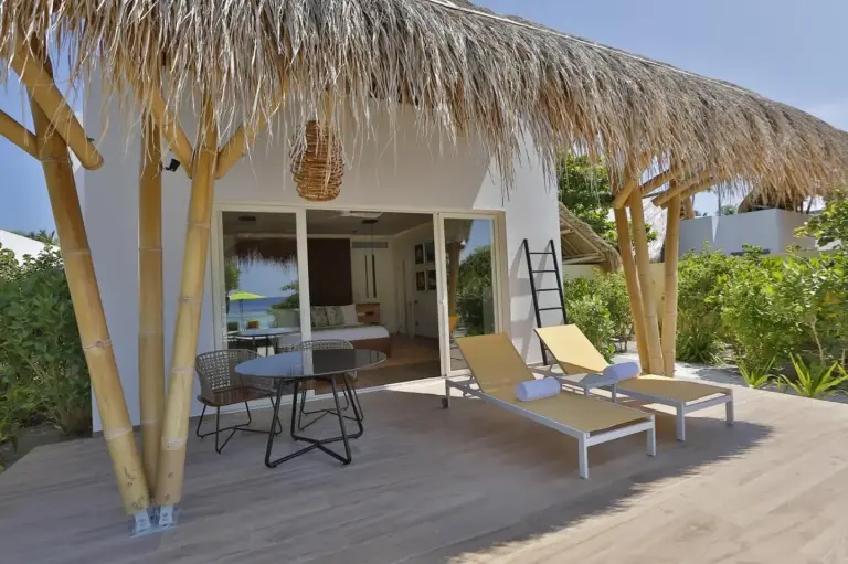 Sitzbereich im Freien im Emerald Maldives Resort & Spa