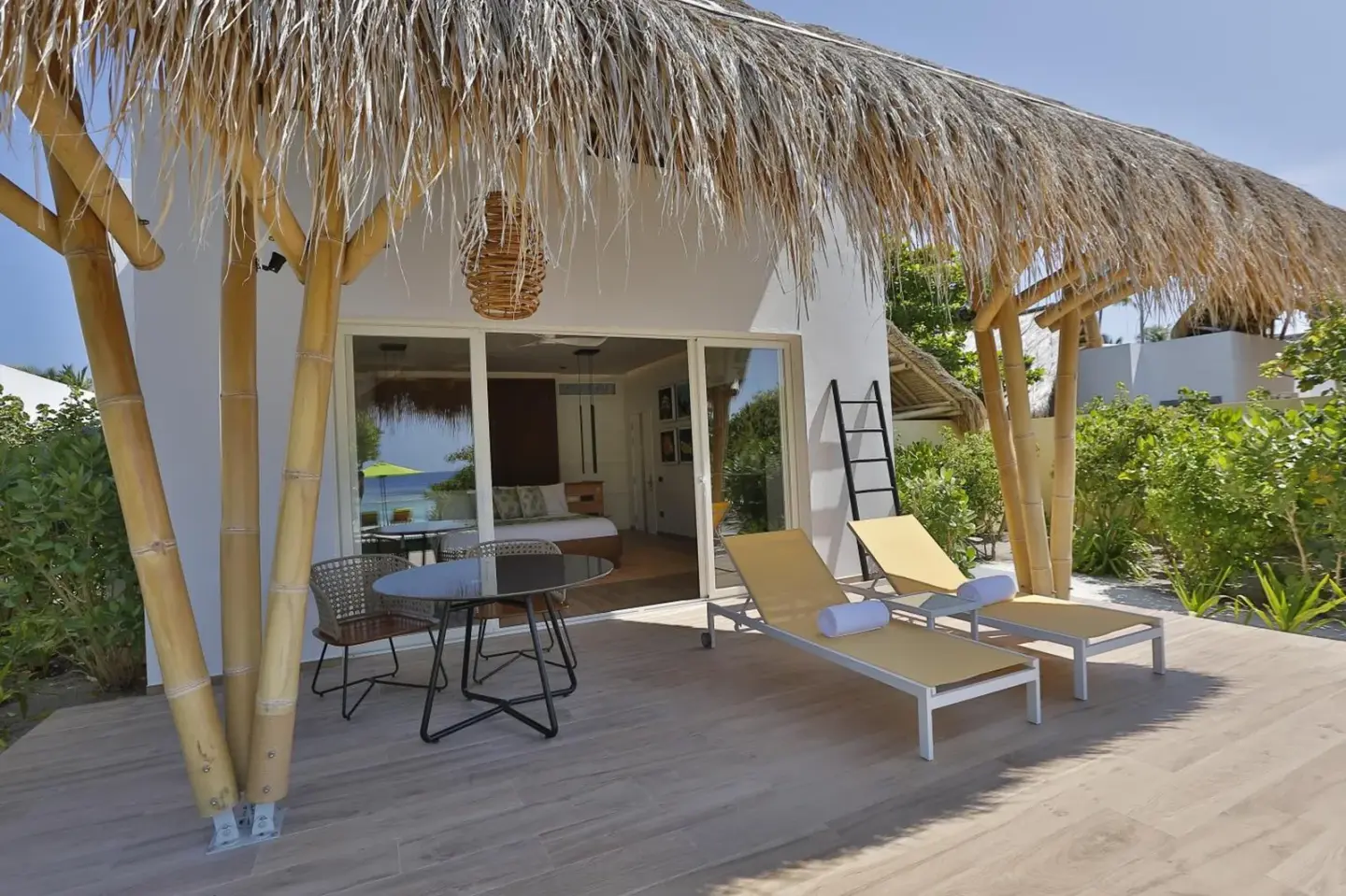 Sitzbereich im Freien im Emerald Maldives Resort & Spa