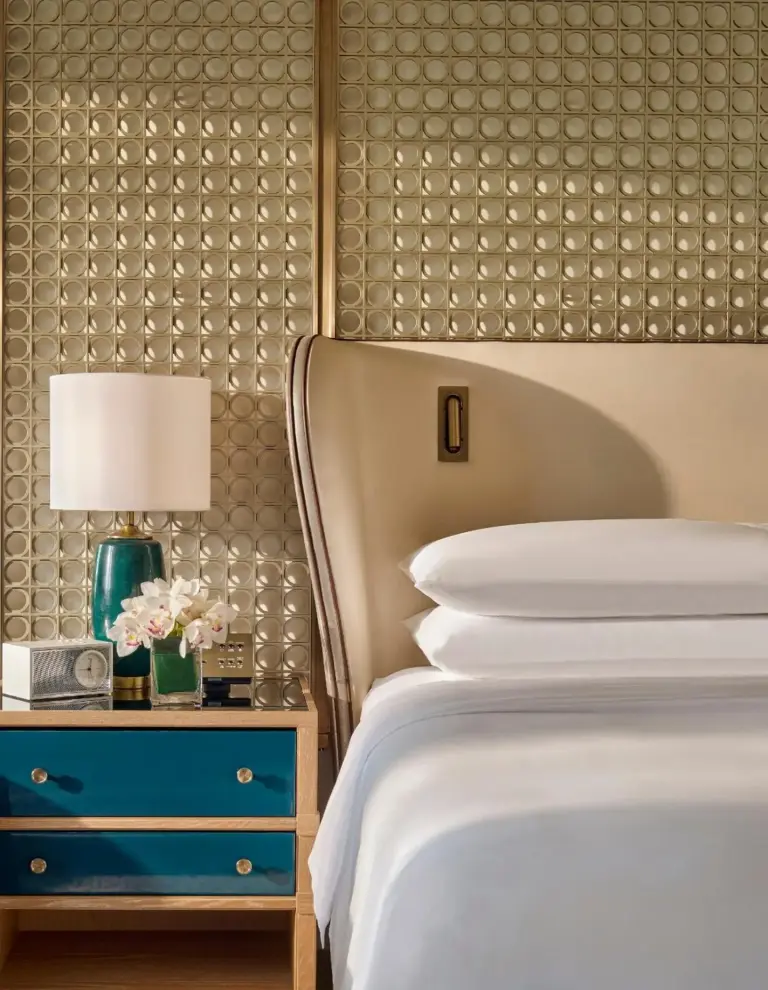 Chevet dans une chambre à Emirates Palace Mandarin Oriental, Abou Dabi