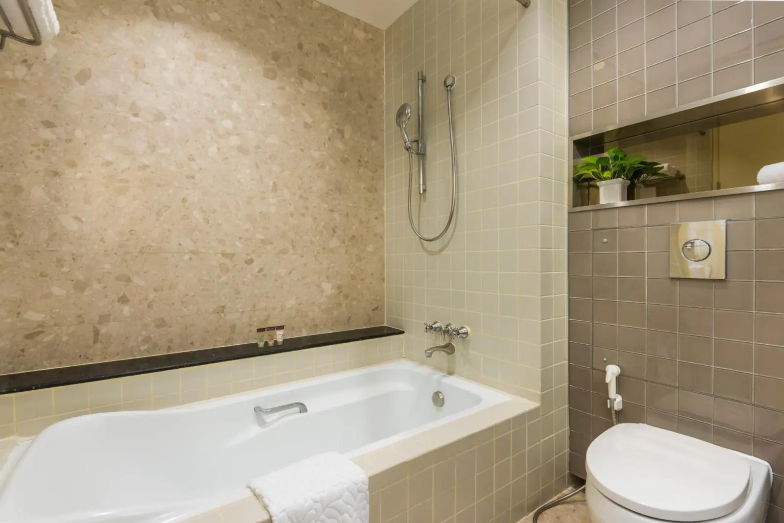 Baño de Emporium Suites by Chatrium