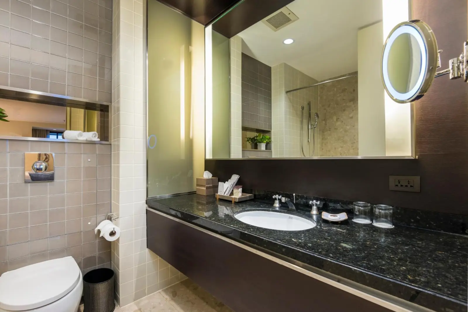 Tocador del baño de Emporium Suites by Chatrium