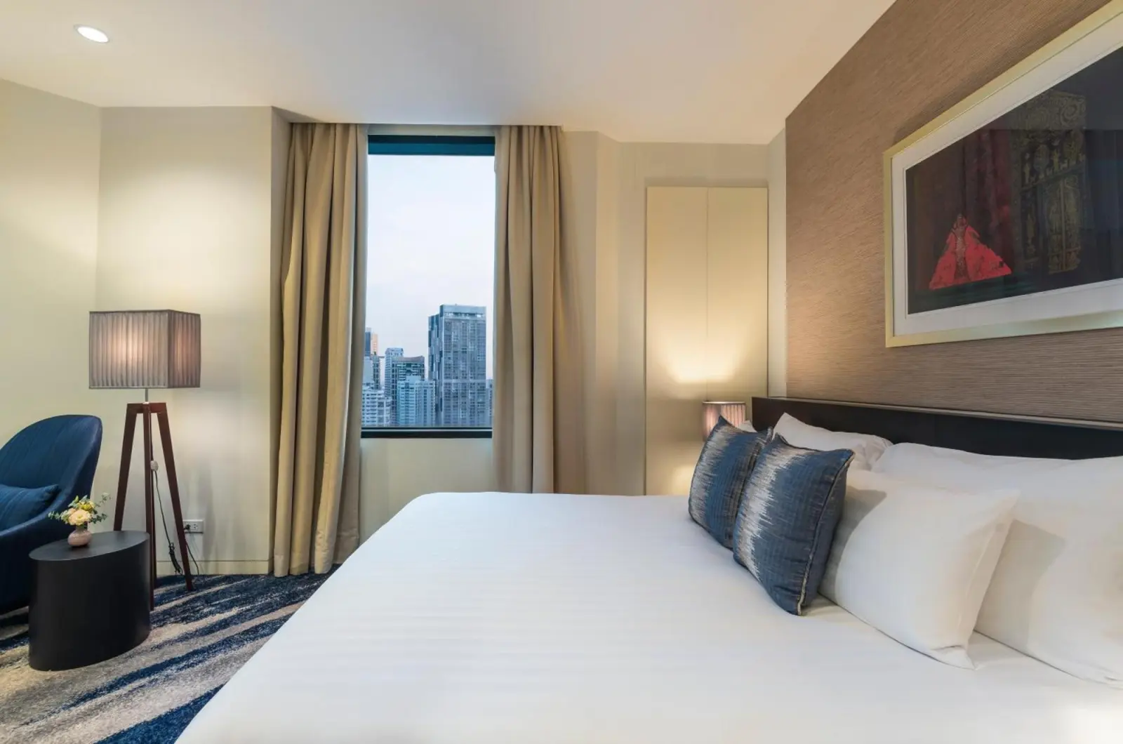 Diseño de dormitorio moderno en Emporium Suites by Chatrium