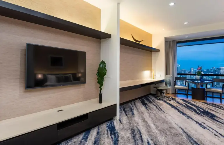 Espacio de trabajo en la suite de Emporium Suites by Chatrium