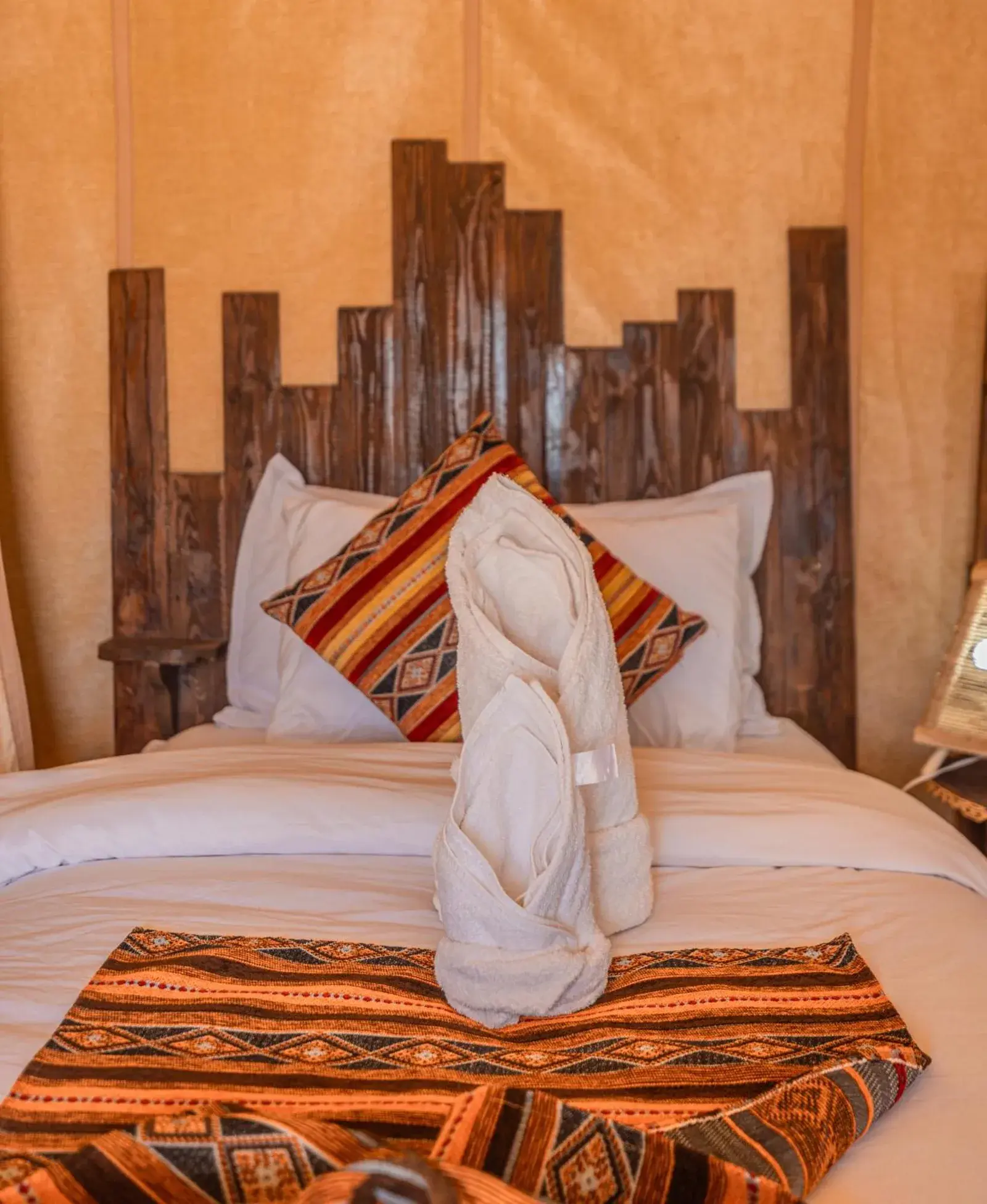 Handtuchkunst und dekoratives Bett im Enjoy Luxury Camp, Merzouga.