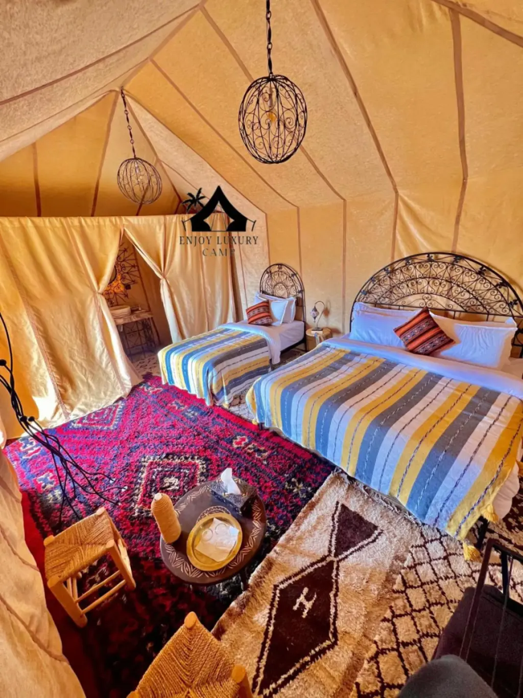 Gemütliche Schlafzimmereinrichtung im Enjoy Luxury Camp, Merzouga.