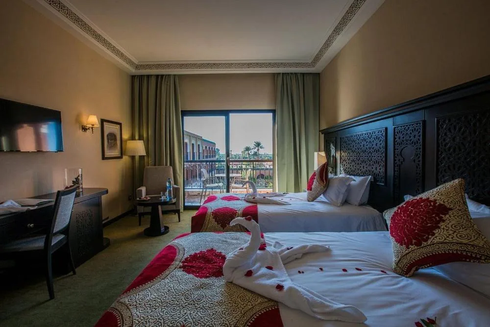 Intérieur de la chambre lits jumeaux de l'Ennakhil Marrakech Hotel & SPA