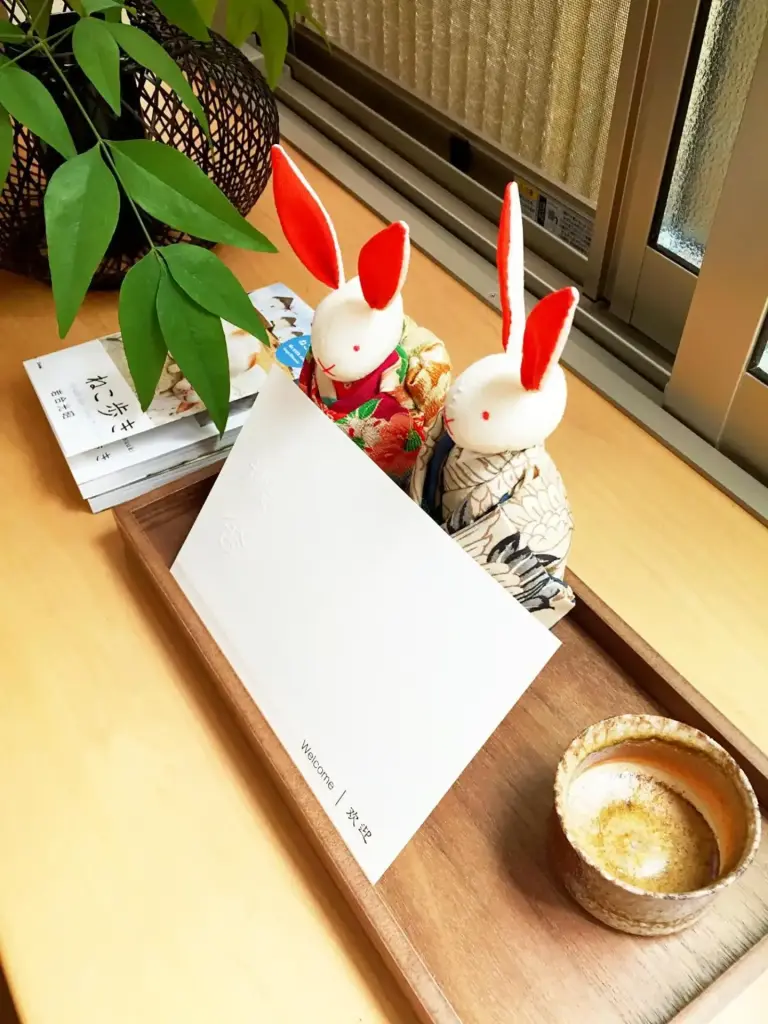 Deux figurines décoratives de lapin à EnSe Kiyomizu Villa, accueillant les clients.