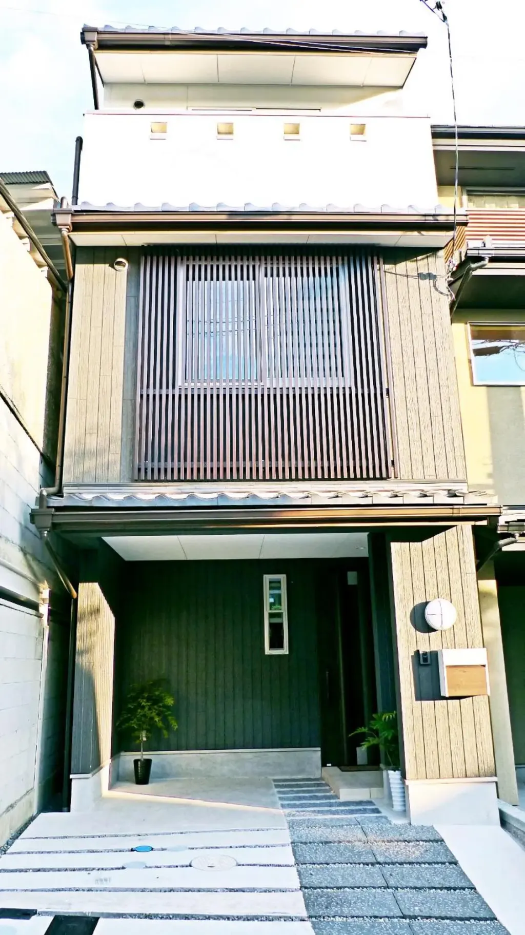 La façade moderne de EnSe Kiyomizu Villa à Kyoto.