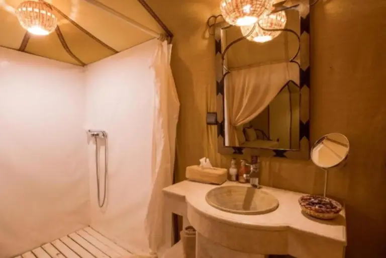Salle de bain à l'intérieur d'une tente au Erg Chebbi Camp