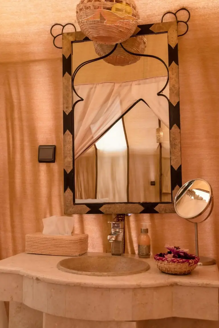 Miroir de salle de bain élégant au Camp Erg Chebbi
